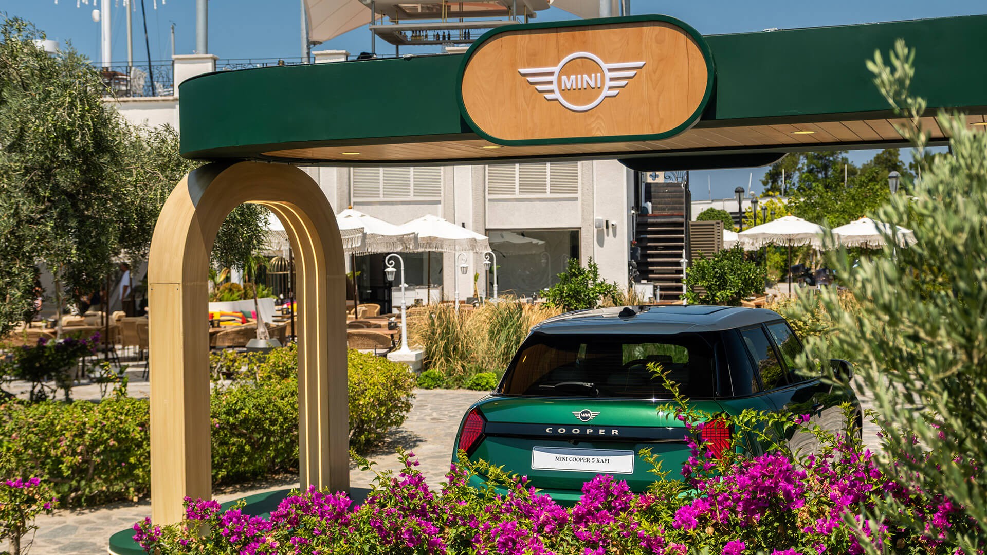 Yazın Ritmi MINI Cooper 5 Kapı ile Çeşme’de | MINI Türkiye